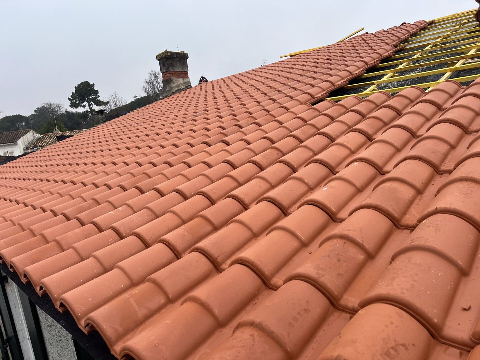 Détail de couverture en tuiles neuves