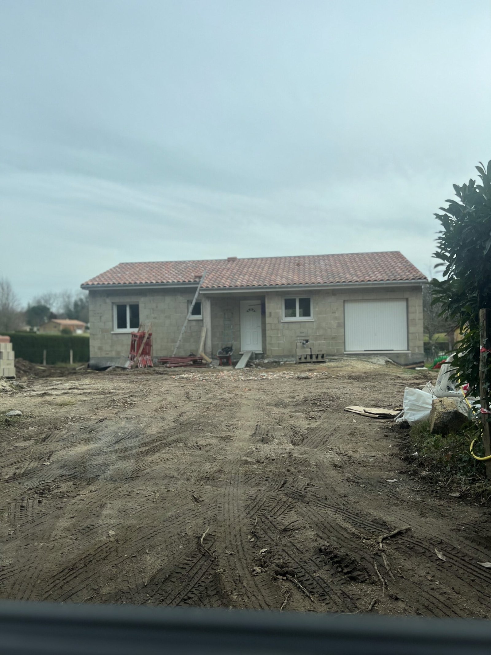 Travaux de couverture en cours sur une toiture neuve