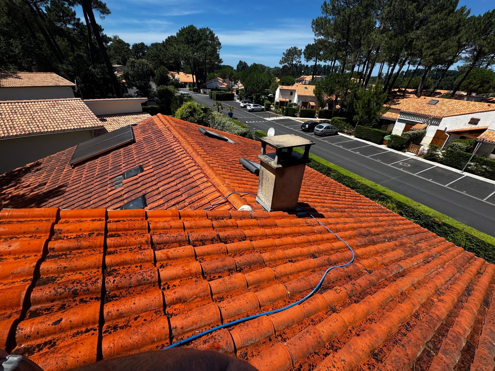 Toiture en tuiles rénovée avec vue sur le quartier, secteur Royan