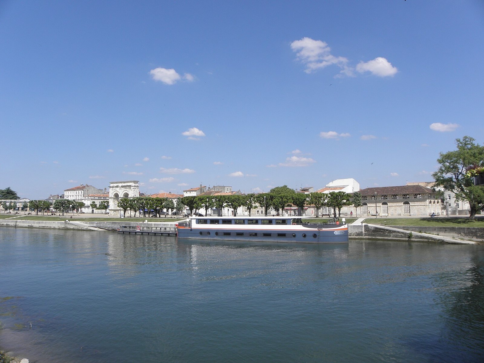 Le centre-ville de Saintes, la Charente et l’Arc de Germanicus